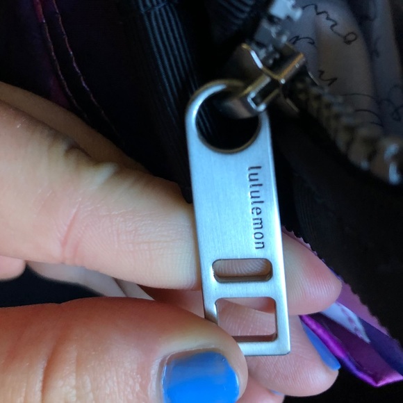 SOLD: LULULEMON DUFFEL BAG - Picture 3 of 10